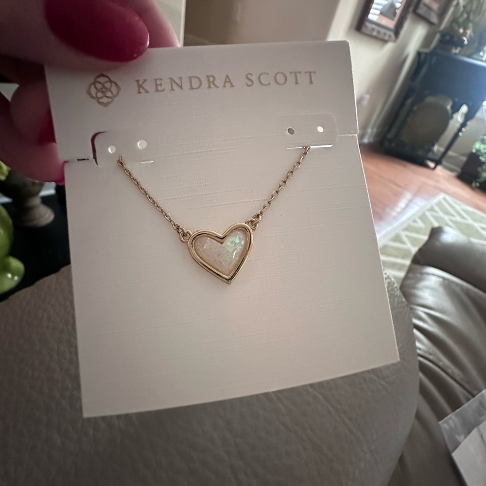 Kendra Scott Framed Ari Heart Gold Short Pendant Necklace in White NEW - Picture 6 of 7